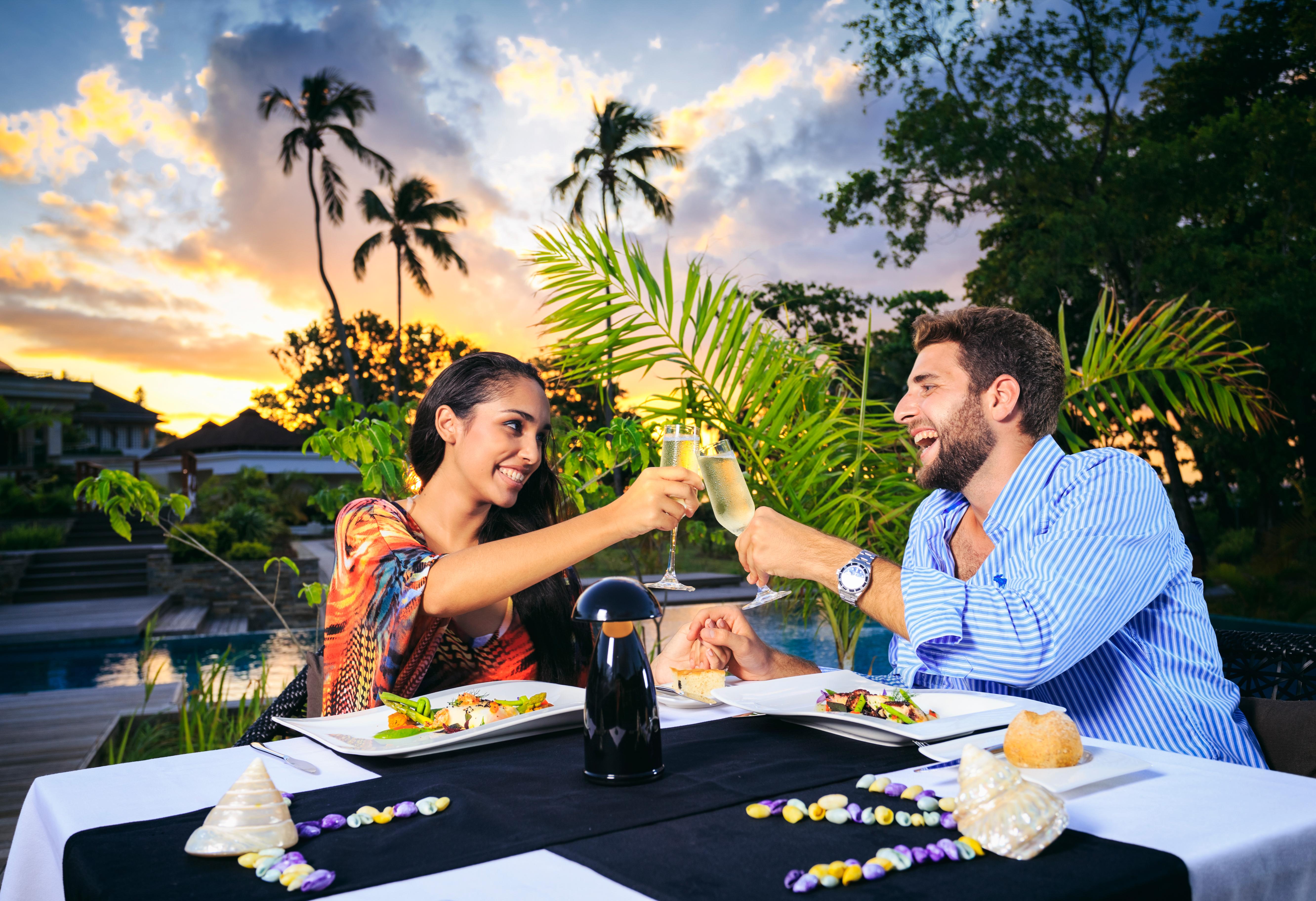 Savoy Seychelles Resort & Spa Бо-Валлон Экстерьер фото A couple dining at a restaurant