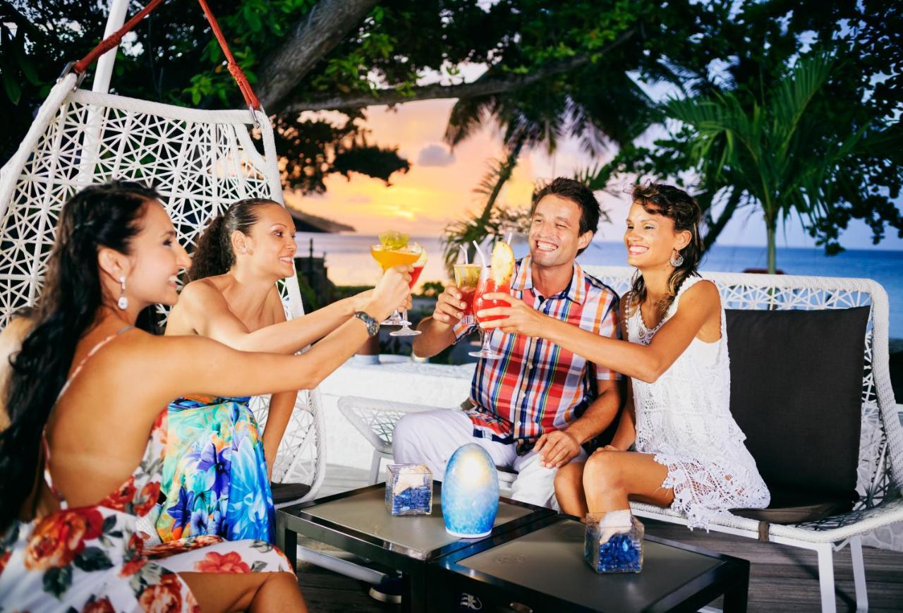 Savoy Seychelles Resort & Spa Бо-Валлон Экстерьер фото A group of tourists on a cruise ship