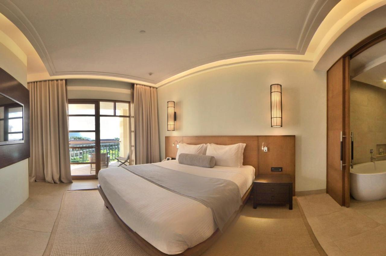 Savoy Seychelles Resort & Spa Бо-Валлон Экстерьер фото A bedroom at the hotel