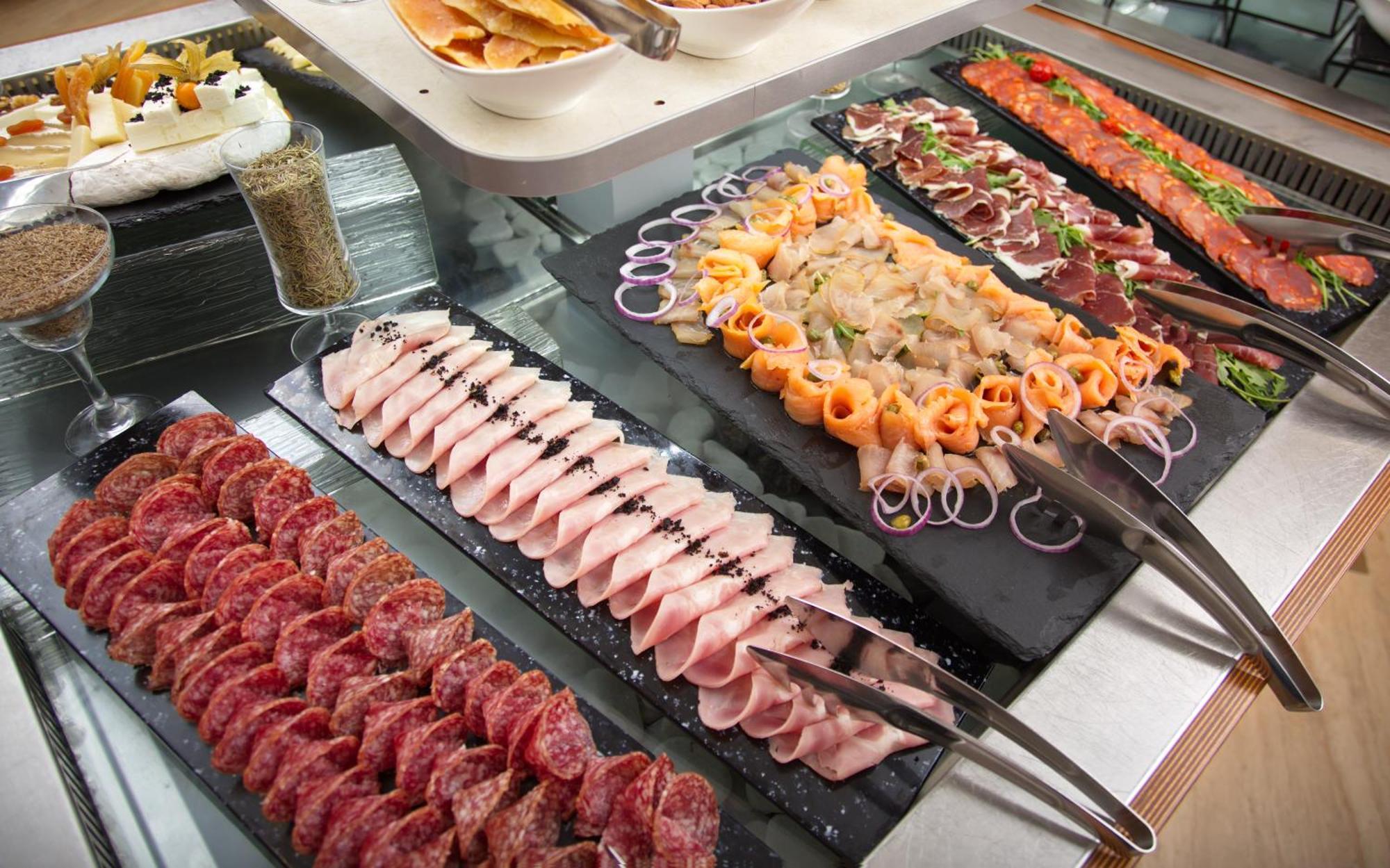 Savoy Seychelles Resort & Spa Бо-Валлон Экстерьер фото A selection of cold cuts