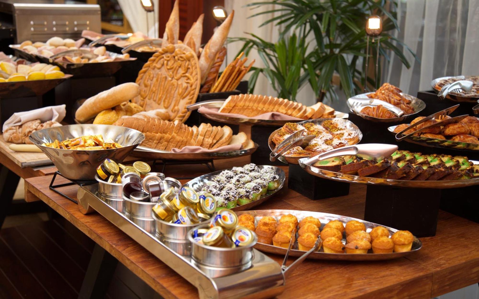 Savoy Seychelles Resort & Spa Бо-Валлон Экстерьер фото A buffet