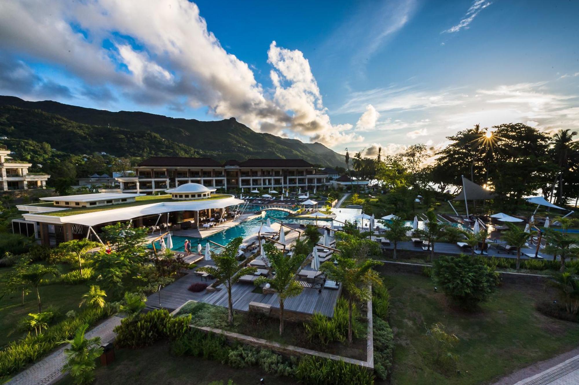 Savoy Seychelles Resort & Spa Бо-Валлон Экстерьер фото The resort's main pool