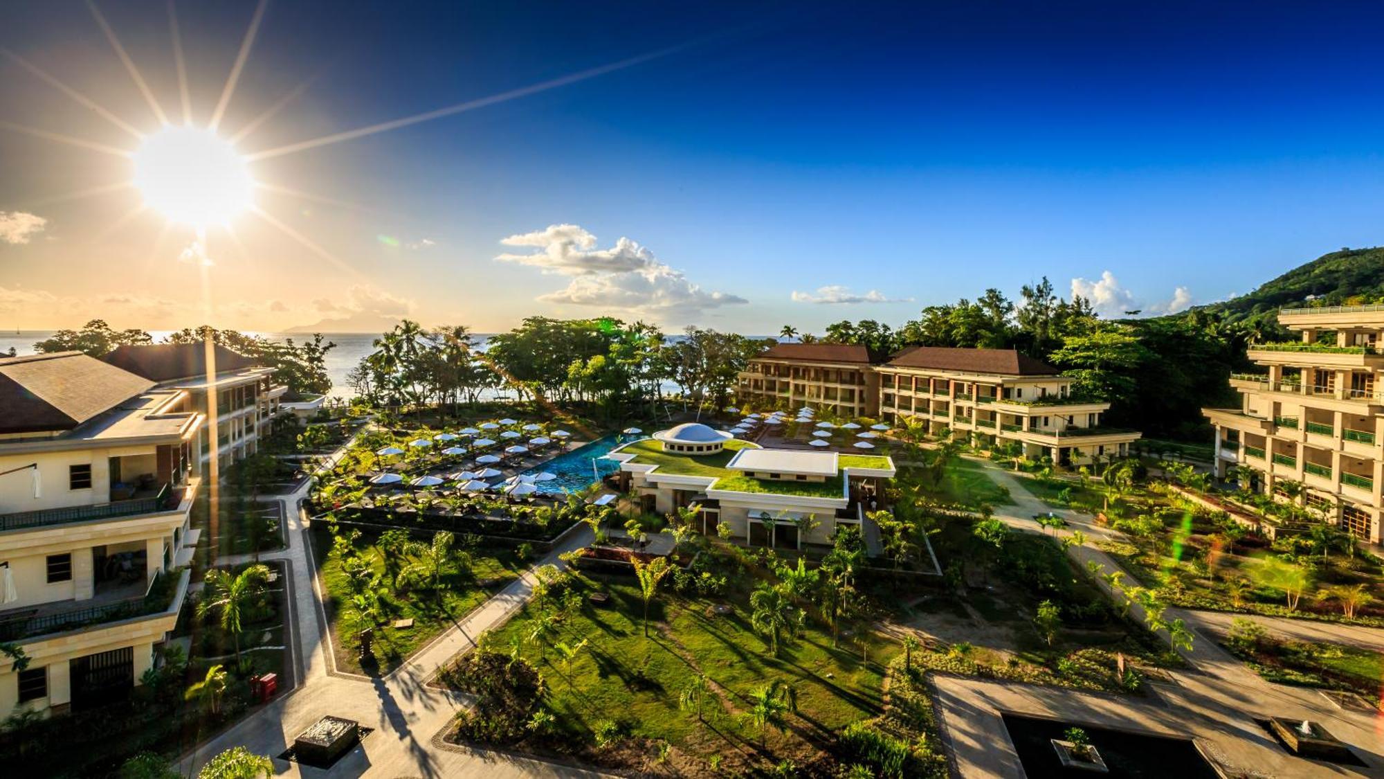 Savoy Seychelles Resort & Spa Бо-Валлон Экстерьер фото The resort's main pool